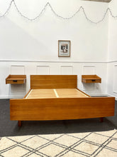 Charger l&#39;image dans la galerie, Lit double vintage avec tables de chevet