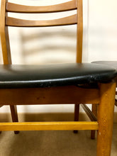 Charger l&#39;image dans la galerie, 4 chaises scandinave assise skaï