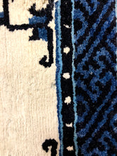 Charger l&#39;image dans la galerie, Tapis bleu motifs ethniques