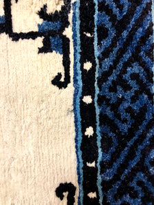 Tapis bleu motifs ethniques