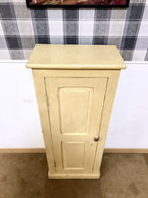 Charger l&#39;image dans la galerie, Petite armoire beige vintage