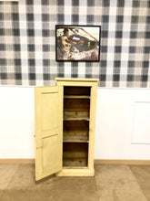 Charger l&#39;image dans la galerie, Petite armoire beige vintage