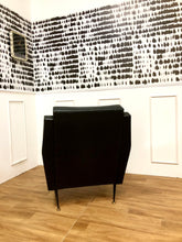 Charger l&#39;image dans la galerie, Paire de fauteuils en skaï noir