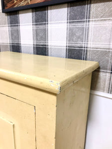 Petite armoire beige vintage