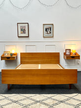 Charger l&#39;image dans la galerie, Lit double vintage avec tables de chevet