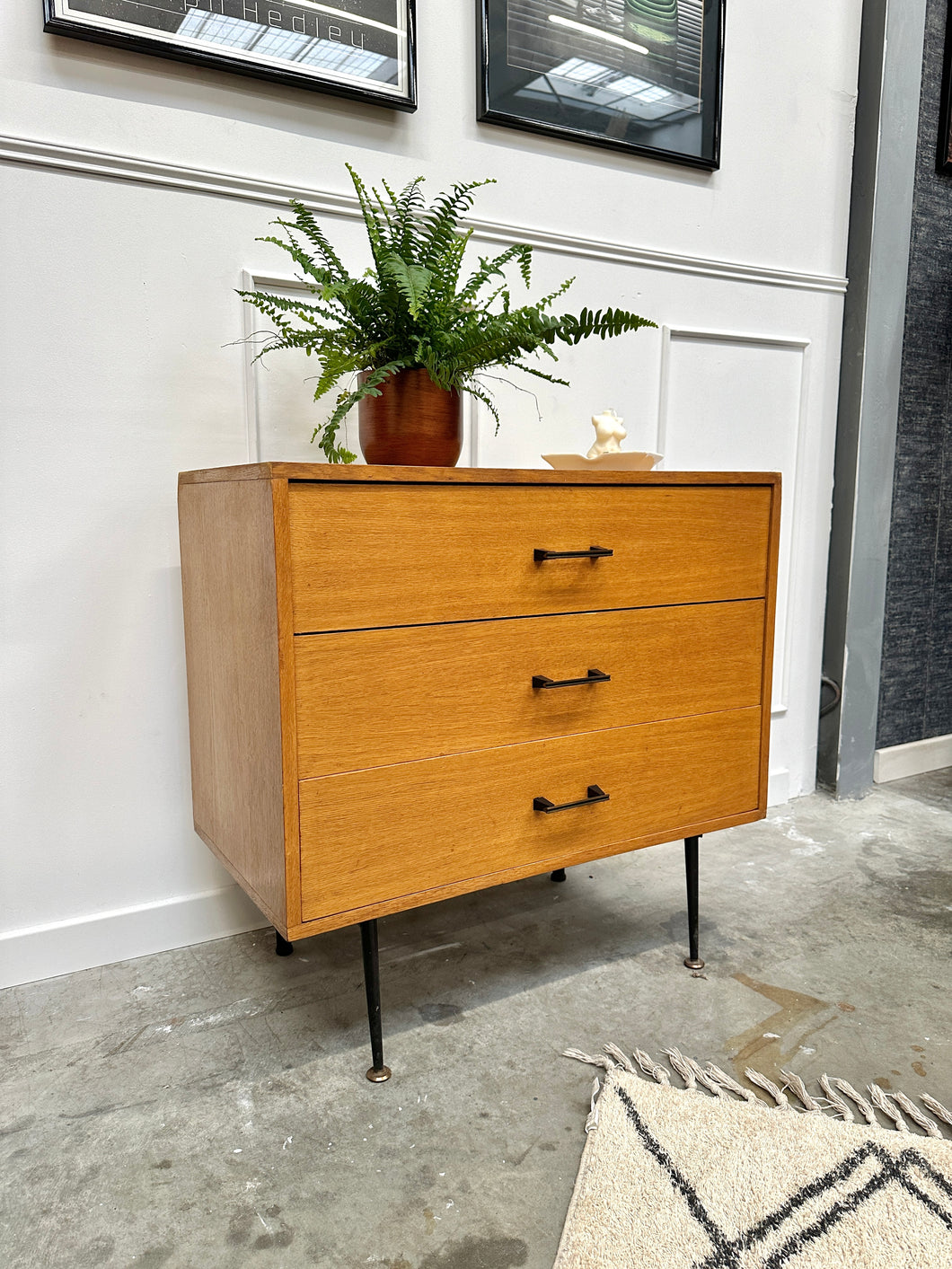 Commode vintage pieds métal noir