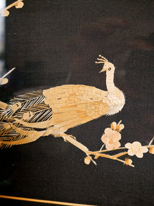 Cadre doré avec oiseau en paille