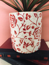 Charger l&#39;image dans la galerie, Cache-pot vintage - céramique blanche et motifs rouge