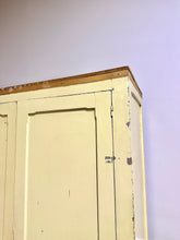 Charger l&#39;image dans la galerie, Armoire parisienne jaune patinée
