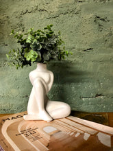 Charger l&#39;image dans la galerie, Vase blanc corps de femme