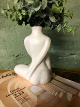 Charger l&#39;image dans la galerie, Vase blanc corps de femme