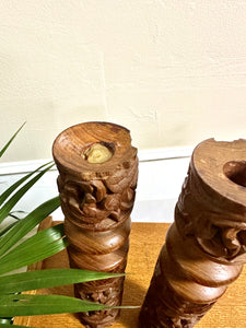 Bougeoirs en bois sculpté