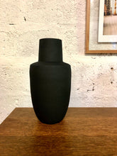 Charger l&#39;image dans la galerie, Vase noir mat