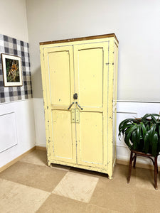 Armoire parisienne jaune patinée