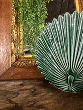 Charger l&#39;image dans la galerie, Vase en faïence verte vernissé