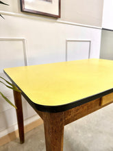 Charger l&#39;image dans la galerie, Table de ferme dessus Formica jaune