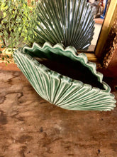 Charger l&#39;image dans la galerie, Vase en faïence verte vernissé