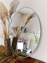 Charger l&#39;image dans la galerie, Miroir ovale vintage ciselé en biseau